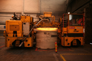 Unloading crucible with liquid metal in the Casthouse.